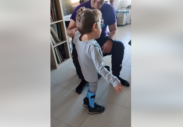 Βίντεο: Ο μικρός Παναγιώτης-Ραφαήλ μπορεί και περπατά με ελάχιστη υποστήριξη