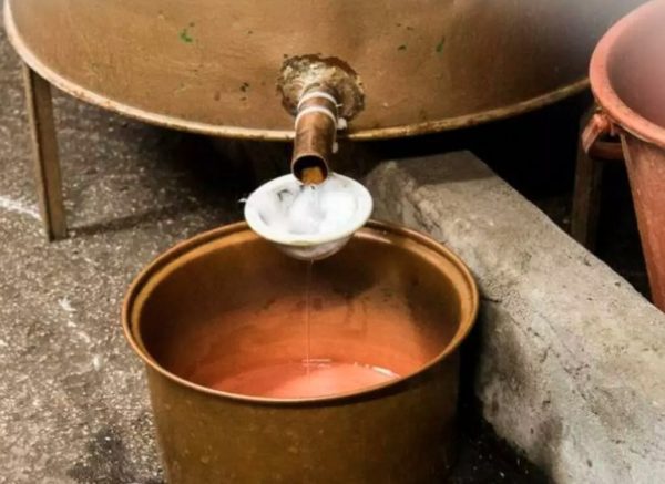 Εντατικοί έλεγχοι σε ρακοκάζανα – Πού βρέθηκαν 16 τόνοι αδήλωτης ρακής