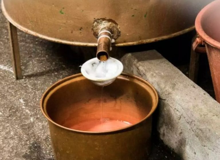 Εντατικοί έλεγχοι σε ρακοκάζανα – Πού βρέθηκαν 16 τόνοι αδήλωτης ρακής