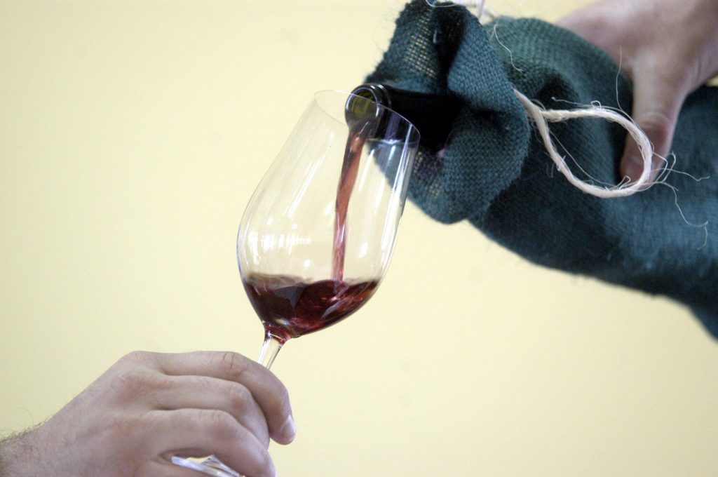 Οι επιστήμονες λένε ότι μπορεί να λυθεί το μυστήριο γιατί το κόκκινο κρασί προκαλεί πονοκεφάλους