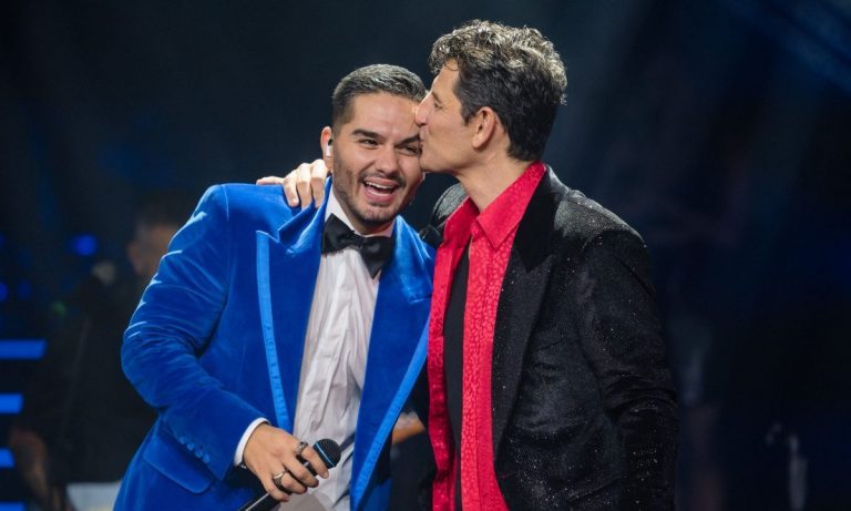 Σάκης Ρουβάς: Θαυμάστρια δεν «ξεκολλούσε» από την αγκαλιά του