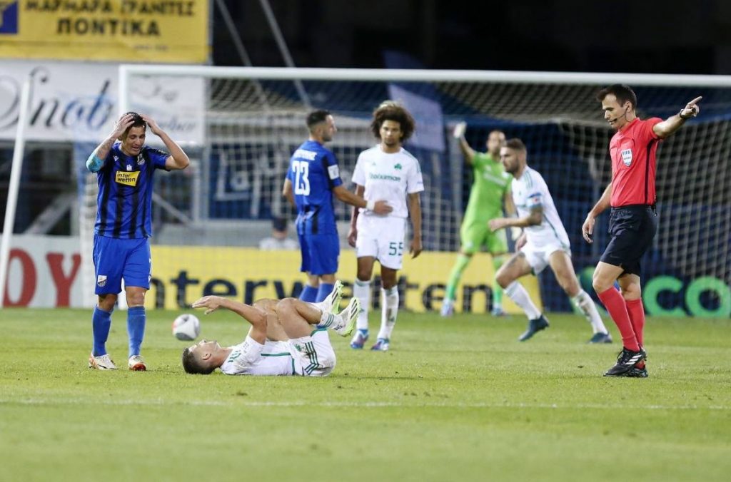 Oύτε το VAR δεν μπορεί να βοηθήσει τους Έλληνες διαιτητές