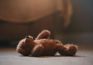 Γαλλία: Σοκ για τη δολοφονία των τριών παιδιών από τον πατέρα τους – «Τα κατακρεούργησε»