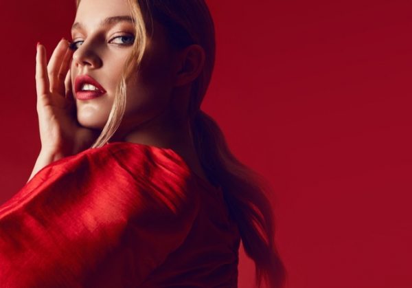 Beauty trends: Το χρώμα που θα κυριαρχήσει σε μαλλιά και μακιγιάζ φέτος τον χειμώνα