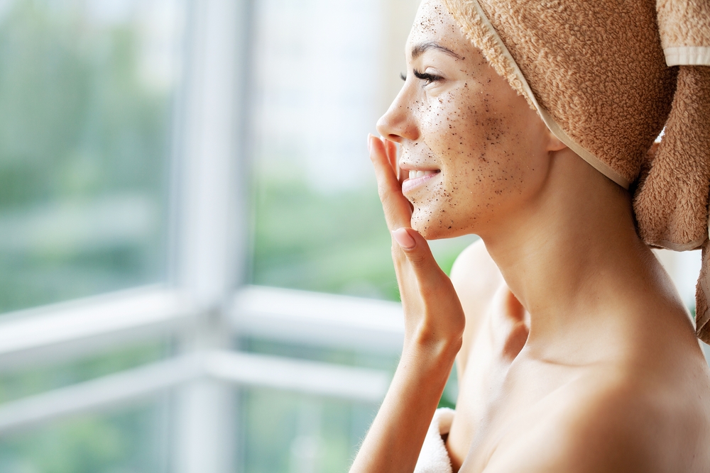Skincare: Η κίνηση που θα κάνει το δέρμα σας να λάμπει φέτος το φθινόπωρο