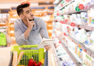 Ακρίβεια: Η κυβέρνηση πολεμά με πρόστιμα – Χωρίς δημοσιονομικά περιθώρια για δραστικές λύσεις