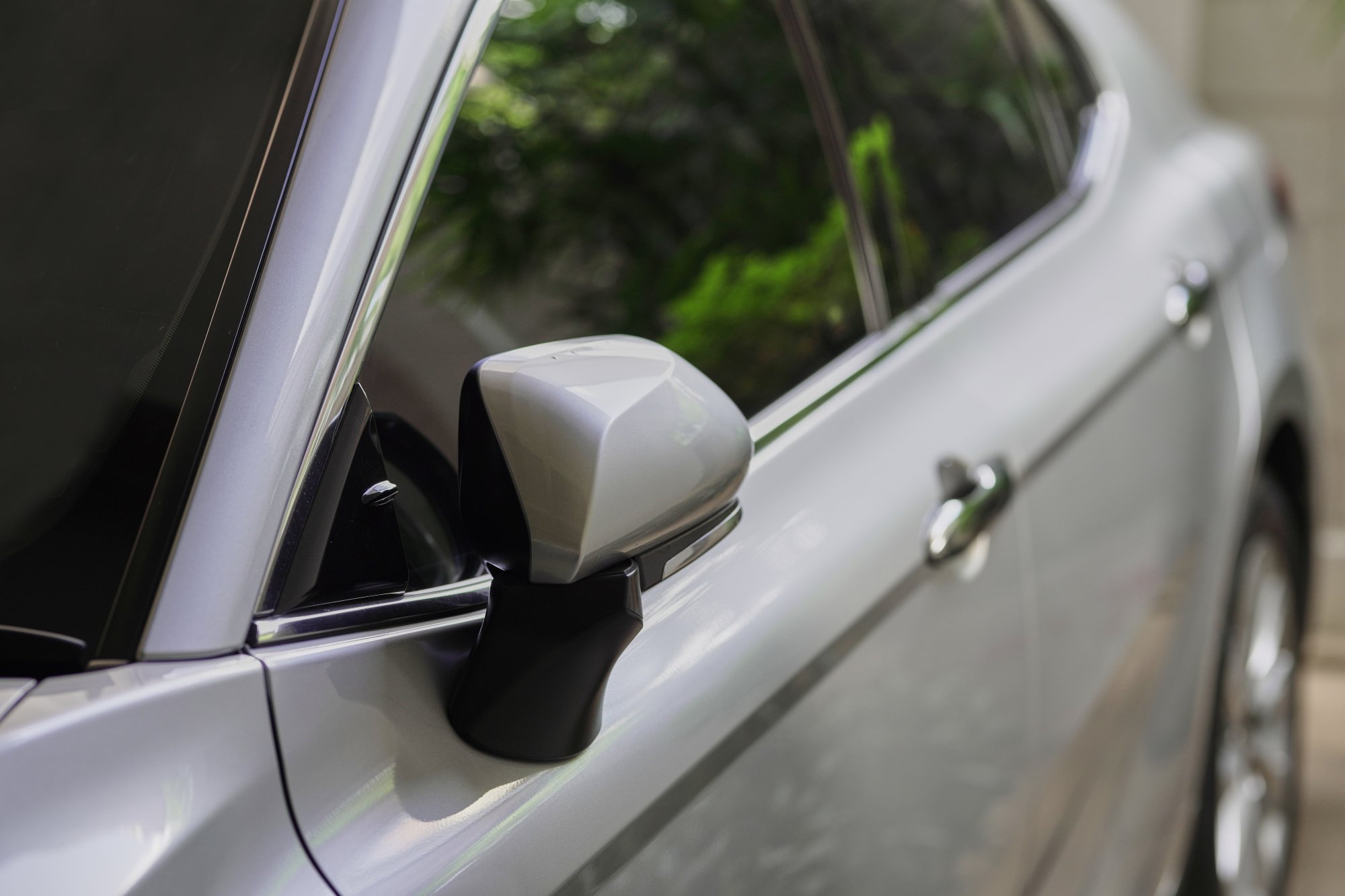 Πότε θα πρέπει να κλείνετε τους καθρέπτες του αυτοκινήτου όταν παρκάρετε και πότε όχι