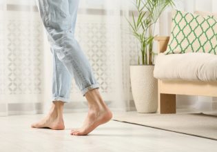 Πόδια: Περπατάτε ξυπόλυτοι; Οι λόγοι υγείας να το ξανασκεφτείτε