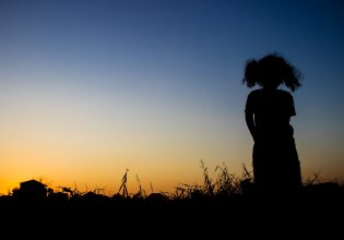 Μαλάουι: «Με πούλησαν για 8 ευρώ για γάμο όταν ήμουν 12 χρονών» – Έγινε μάνα στα 13 της και περιγράφει τον εφιάλτη