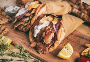 Η ακρίβεια «χτύπησε» και τα σουβλάκια