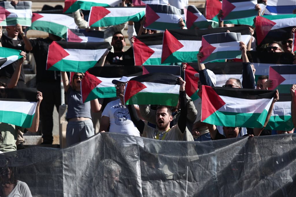 Μαραθώνιος: Σημαίες της Παλαιστίνης στο Καλλιμάρμαρο