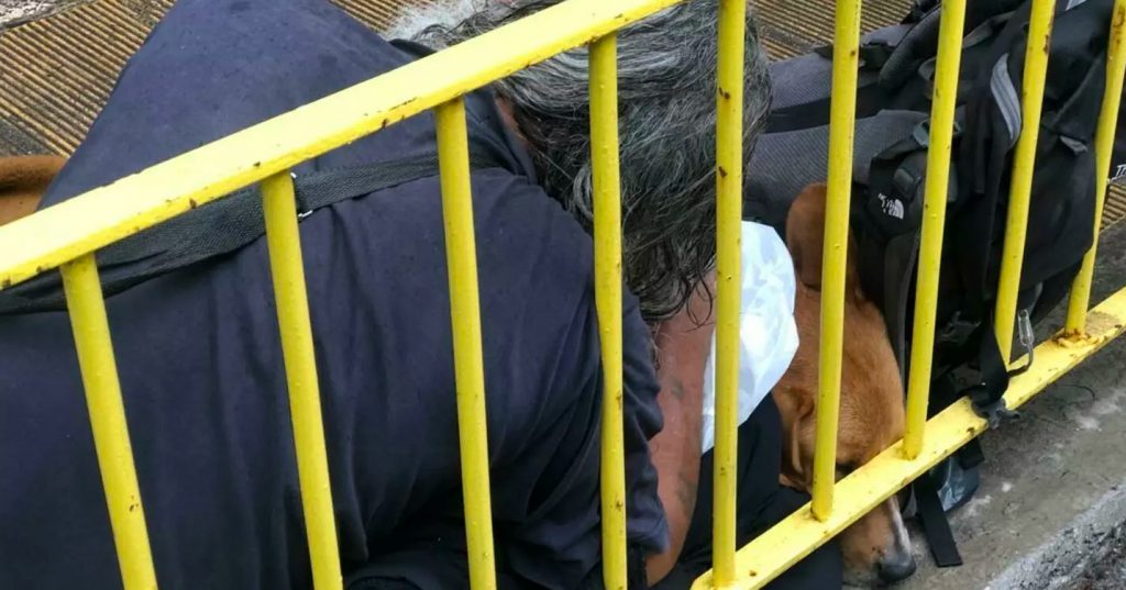 Ορίζοντας την ανθρωπιά: Άστεγος σκεπάζει με το μπουφάν του τον σκύλο του μες στη βροχή για να μην κρυώσει