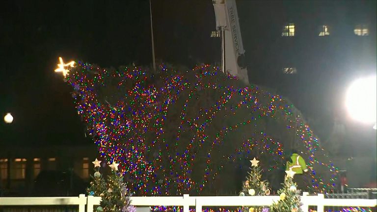 Λευκός Οίκος: Έπεσε το χριστουγεννιάτικο δέντρο λόγω ισχυρών ανέμων