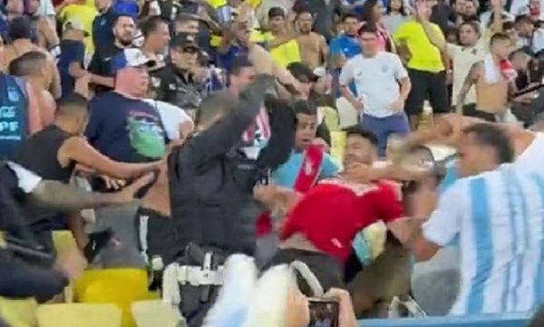 Εικόνες που κόβουν την ανάσα: Αιμόφυρτοι οπαδοί της Αργεντινής σε φορεία μετά τα επεισόδια (vids)