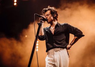 Αγνώριστος ο Χάρι Στάιλς – Ξύρισε το μαλλί του και σόκαρε τους φαν