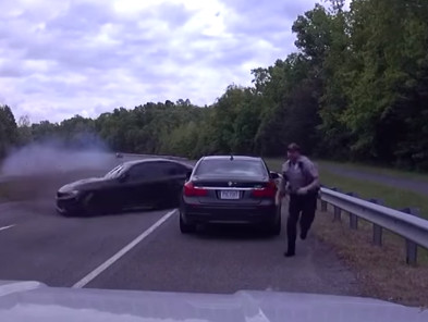 Βίντεο – σοκ: Αστυνομικός κάνει έλεγχο σε ΙΧ σε ΛΕΑ και αυτοκίνητο προσκρούει με ιλιγγιώδη ταχύτητα