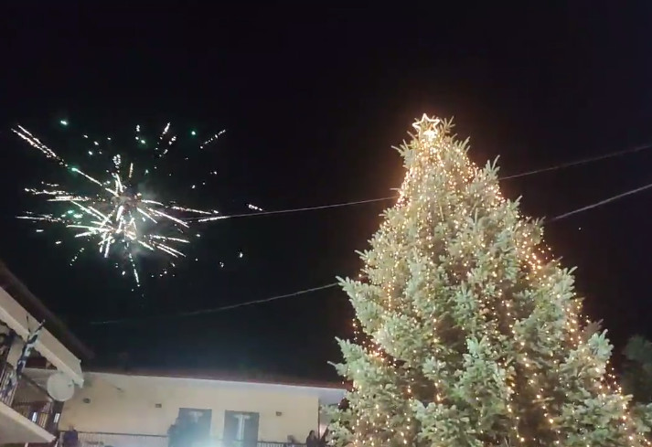 Χαλκιδική: Άναψε το πρώτο χριστουγεννιάτικο δέντρο για το 2023 - Δείτε το βίντεο