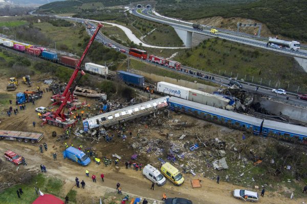 Τραγωδία στα Τέμπη: Καταγγελίες για επίσπευση μεταφοράς των βαγονιών