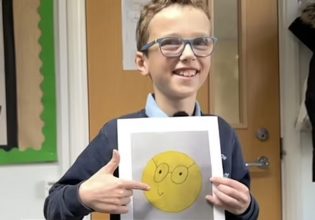 Αγγλία: 10χρονος ζητάει από την Apple να αλλάξει το emoji του «σπασίκλα»