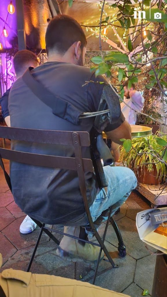 Ισραήλ: Κυκλοφορούν με ένα όπλο στο χέρι – Χιλιάδες οι αιτήσεις οπλοφορίας από γυναίκες και μητέρες