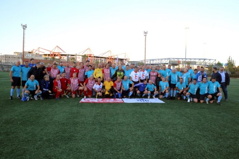 Ο Δήμαρχος Πειραιά Γιάννης Μώραλης στον φιλικό αγώνα Βετεράνων Ολυμπιακού Σ.Φ.Π. – Εθνικού  Ο.Φ.Π.Φ