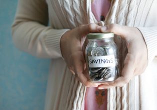 Eurostat: Κάτω από το μηδέν οι αποταμιεύσεις στην Ελλάδα