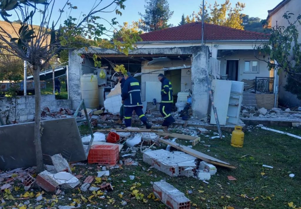 Τρίκαλα: Έκρηξη σε σπίτι από διαρροή υγραερίου – Σοβαρά τραυματισμένος ένας 87χρονος