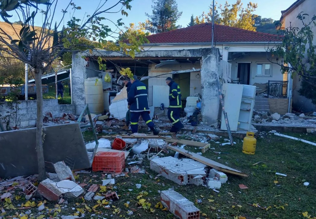 Τρίκαλα: Έκρηξη σε σπίτι από διαρροή υγραερίου - Σοβαρά τραυματισμένος ένας 87χρονος