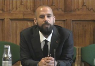 Με Metallica έθεσε εαυτόν εκτός ΣΥΡΙΖΑ ο αδερφός Τζανακόπουλου – Σαφές μήνυμα made in London