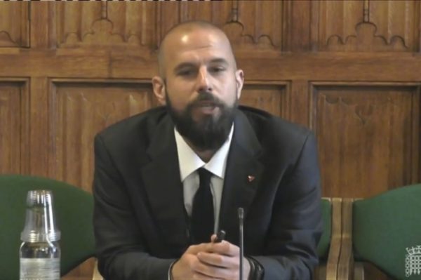 Με Metallica έθεσε εαυτόν εκτός ΣΥΡΙΖΑ ο αδερφός Τζανακόπουλου – Σαφές μήνυμα made in London