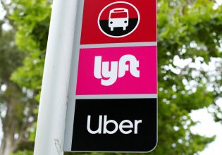 Uber – Lyft: Δικαστήριο επέβαλε την πληρωμή 328 εκατ. δολ. για μισθούς που «έκλεψαν» από οδηγούς