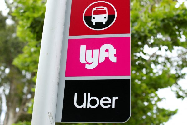 Uber – Lyft: Δικαστήριο επέβαλε την πληρωμή 328 εκατ. δολ. για μισθούς που «έκλεψαν» από οδηγούς