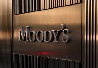 Moody’s: Υποβάθμισε την προοπτική του αξιόχρεου των ΗΠΑ – Εντονη αντίδραση του Λευκού Οίκου