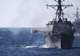 ΗΠΑ: Αντιτορπιλικό μας στην Ερυθρά Θάλασσα κατέρριψε drones-καμικάζι των Χούθι