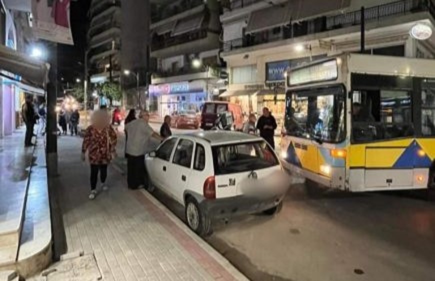 Βύρωνας: Πιάστηκαν στα χέρια για ΙΧ που εμπόδιζε λεωφορείο – Μπουνιές και βρισιές