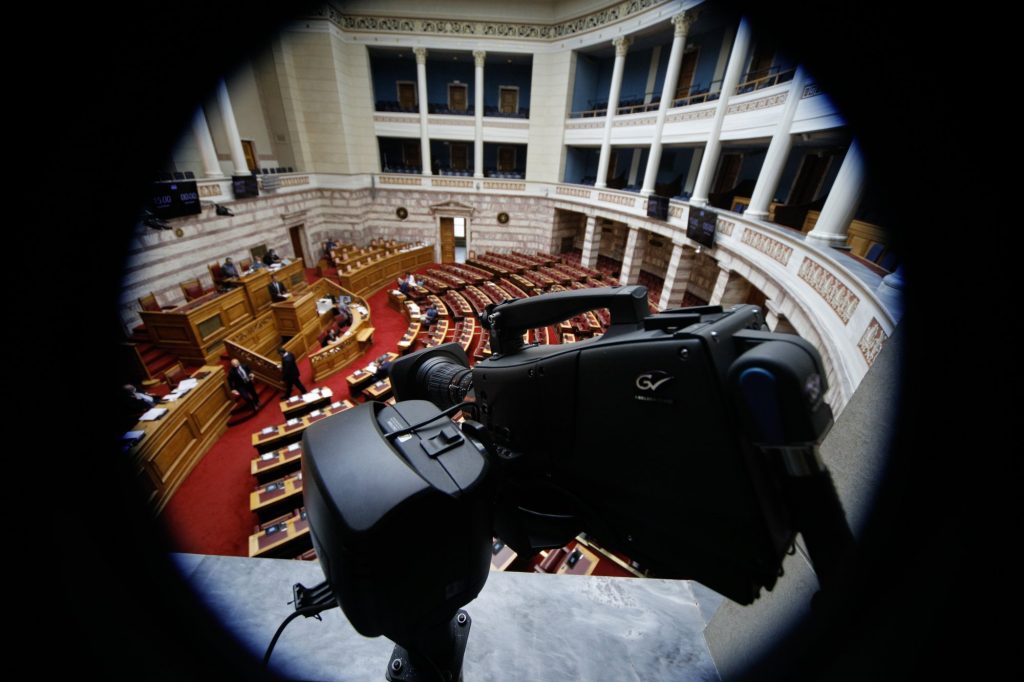 Πάρτι απευθείας αναθέσεων 4,5 δισ. ευρώ βεβαιώνει το Ελεγκτικό Συνέδριο – «Πυρ ομαδόν» από αντιπολίτευση