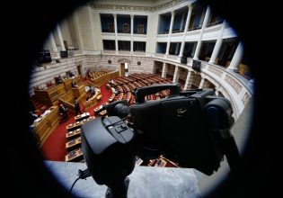 Πάρτι απευθείας αναθέσεων 4,5 δισ. ευρώ βεβαιώνει το Ελεγκτικό Συνέδριο – «Πυρ ομαδόν» από αντιπολίτευση