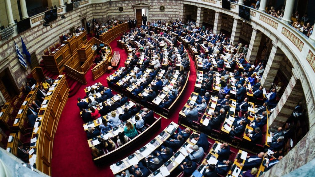 Βουλή: Κατατέθηκε το φορολογικό νομοσχέδιο – Οι 4 αλλαγές στο τεκμαρτό εισόδημα των ελεύθερων επαγγελματιών