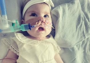 Βρετανία: Πέθανε το βρέφος που έπασχε από ανίατη νόσο και είχε αποσυνδεθεί από τη μηχανική υποστήριξη