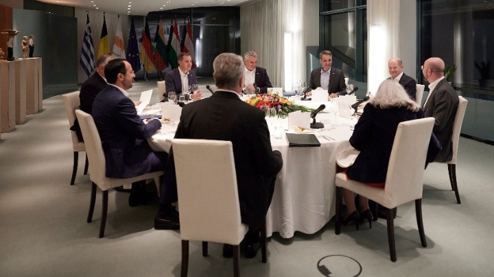 Γερμανία: Σε δείπνο με ηγέτες κρατών της ΕΕ ο Μητσοτάκης – Τι συζήτησαν