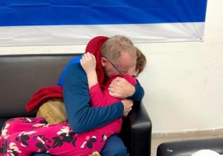 Ισραήλ: Συγκινητικές στιγμές με ομήρους παιδιά να επανενώνονται με τους συγγενείς τους μετά από 50 ημέρες