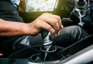 Το λάθος που κάνουμε όλοι με τον λεβιέ ταχυτήτων και μπορεί να μας κοστίσει ακριβά στην τσέπη