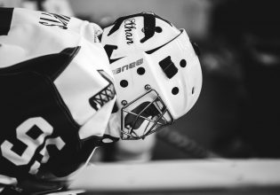 Καταχειροκροτήθηκε στο γήπεδο ο αθλητής του χόκεϊ που σκότωσε τον αντίπαλό του με παγοπέδιλο