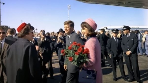 Η ιστορία του ροζ, ματωμένου ταγέρ της Τζάκι Κένεντι – Γιατί είναι κλειδωμένο μέχρι το 2103