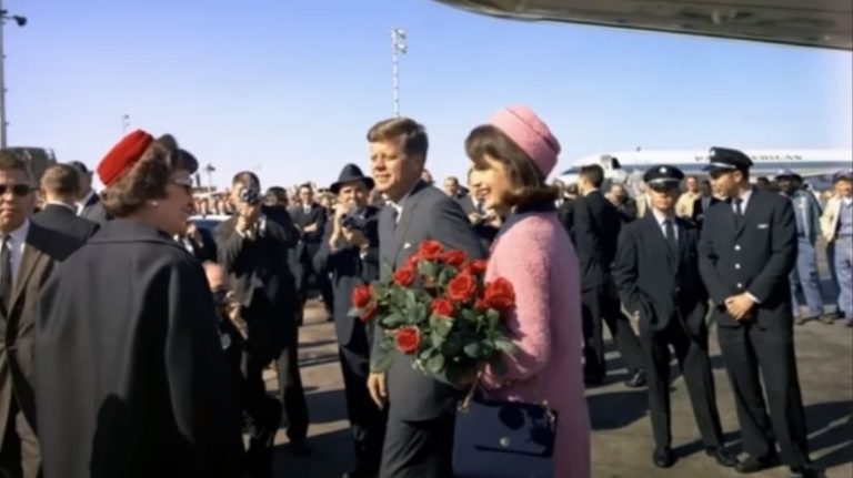 Η ιστορία του ροζ, ματωμένου ταγέρ της Τζάκι Κένεντι – Γιατί είναι κλειδωμένο μέχρι το 2103