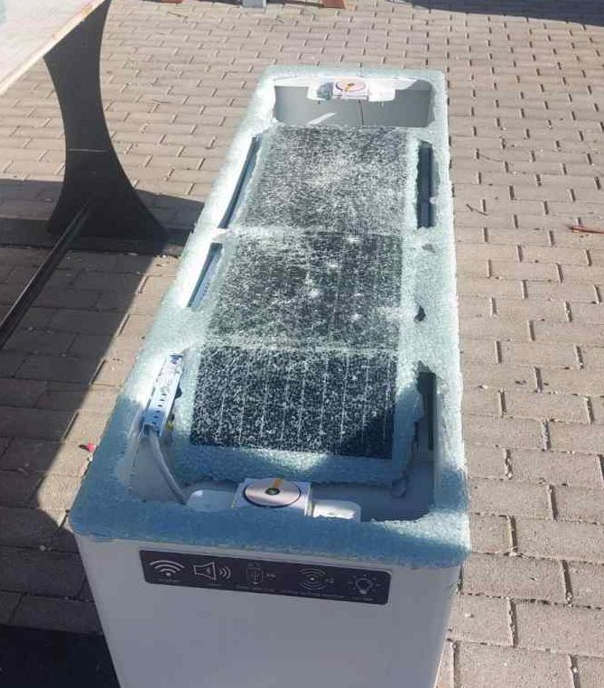 Από την μία η σκοτεινιά των βανδαλισμών και από την άλλη το Φως των μαθητικών διακρίσεων στην Ναύπακτο