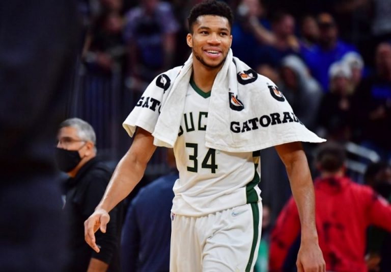 Φοβερός Αντετοκούνμπο, «καθάρισε» για τους Μπακς – Η ασύλληπτη εμφάνιση με τους Νετς (129-125)