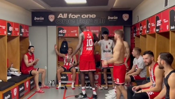 Έπος: Ο κατάκοπος Φαλ μπήκε στα αποδυτήρια και αποθεώθηκε (vid)