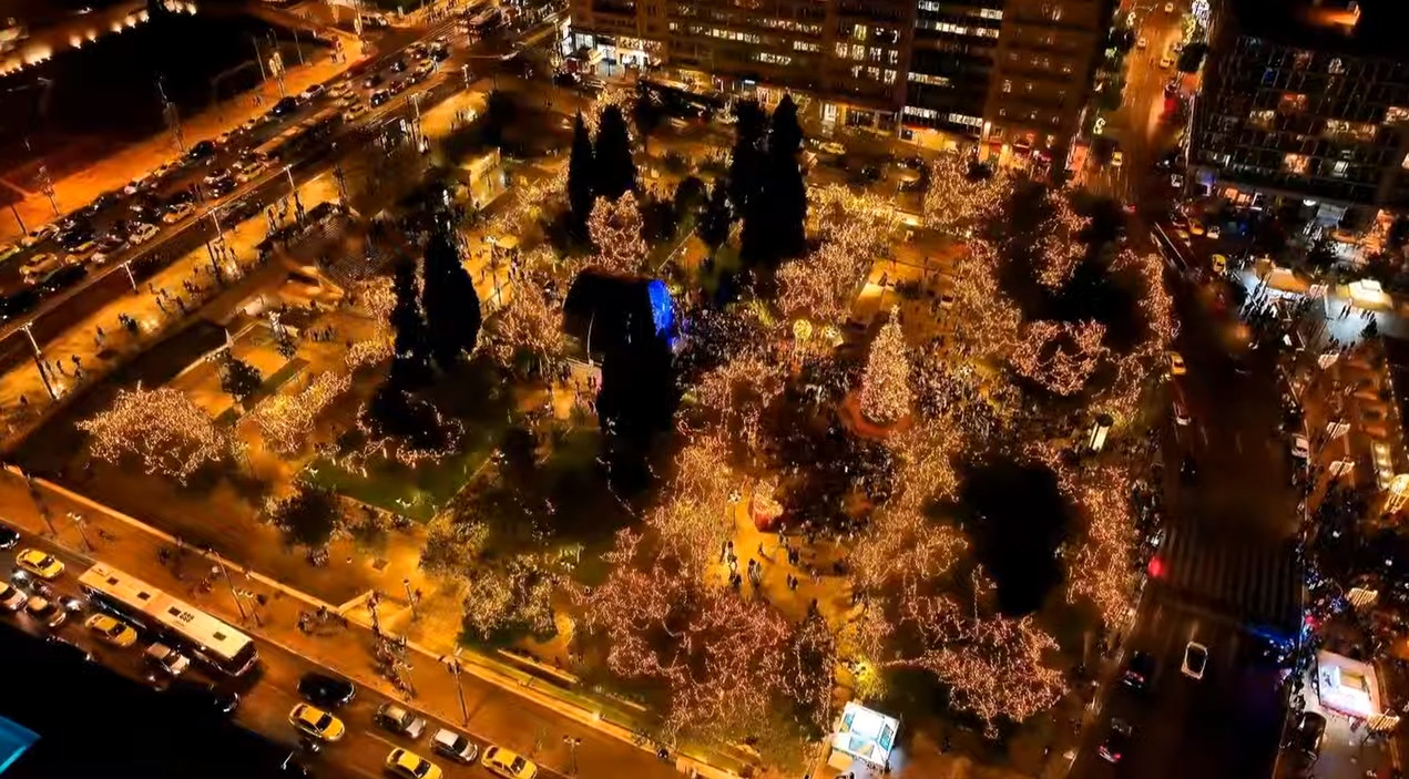 Πλατεία Συντάγματος: «Άναψε» το Χριστουγεννιάτικο δέντρο
