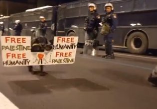 Πολυτεχνείο: Ο γνωστός σκύλος – διαδηλωτής στην Αθήνα συμμετείχε στην πορεία με μήνυμα για την Παλαιστίνη